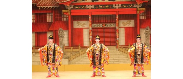 【写真】見よ！これが玉城流翔節会による華麗な琉球舞踊の演舞