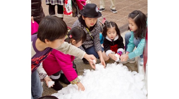 【写真】札幌から届いた新雪で遊べる「雪の広場」