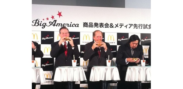 セレモニーでファーストバイト！「ゴージャス！」との声が飛んだ