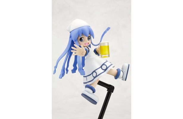ビールを片手におちゃめなイカ娘