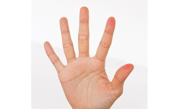 【写真】こんな感じに指の腹に貼るだけ！簡単！