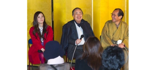 写真右から門川大作京都市長、「源氏物語~」の製作総指揮を務めた角川グループホールディングスの角川歴彦会長、女優の蓮佛美沙子さん