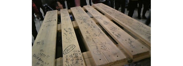 最初に店内へ運びこまれた“イス”の木箱には、セレモニー参加者がメッセージやサインを記入
