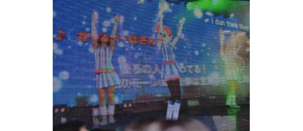 ボーカロイドとダンサーが一体になり、派手なパフォーマンスを繰り広げた