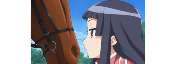 主人公の顔を食い入るように見つめる寿