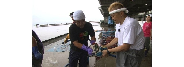 洗った旗を絞る