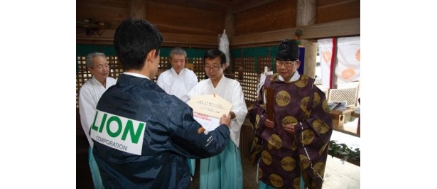 Webサイトに書き込まれた「祈り」は担当者が責任をもって神社へ