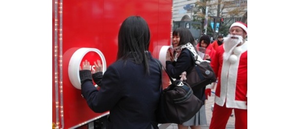 「せーの！ハピネース！」と声を合わせた女子高生