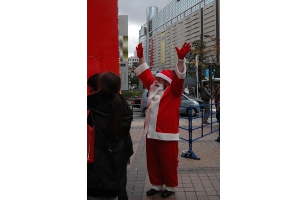 プレゼントをもらった参加者を祝福するサンタのバンザイ！