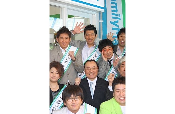 【写真】芸人仲間から「チャンピオーン、チャンピオーン！」とはやし立てられ照れ笑いを見せたパンクブーブー
