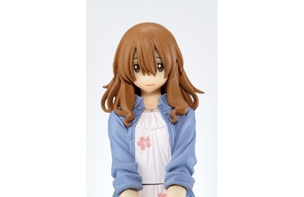 【写真】全方向から二つのフィギュア詳細をくまなく見る
