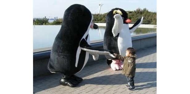 ペンギンの着ぐるみが新年のごあいさつ