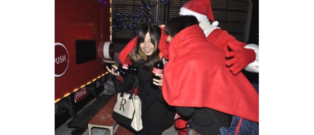 ハイテンションの大学生仲良し4人組。真っ赤なジャンボブランケットをサンタにかけてもらって大はしゃぎ