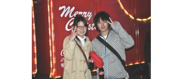 長沼からデートに来ていた山下さんと加納さんは、2人で一緒に手を入れるハピネス手袋をもらって、良い記念日に