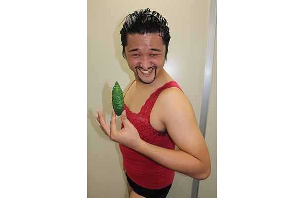 おもむろにゴーヤを持たされキメ顔を作る粒マスタード安次嶺
