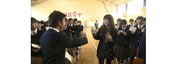 【画像】被災地の中学校を訪れるMIYUと喜ぶ生徒たちの様子