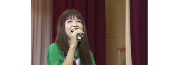 「約束」をした少女の中学校でミニライブを行うMIYU