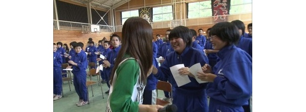 「約束」をした少女と触れ合うMIYU