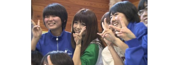 生徒らと記念写真を撮るMIYU