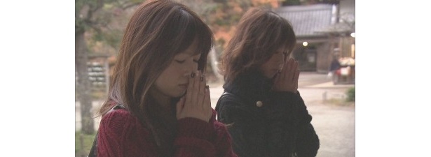 世界遺産・中尊寺にて復興への祈り（左からMIYU、MAIKO）