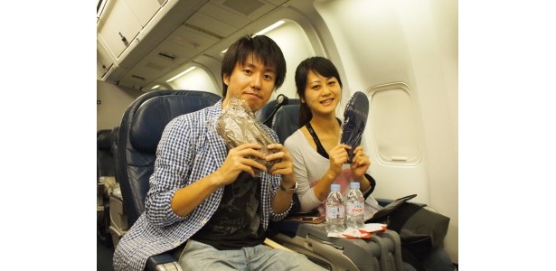 公（左）＆チカ（右）コンビ。帰りの機内にて。「帰りたくない」と何度口にしたことか…。楽園に戻りたい