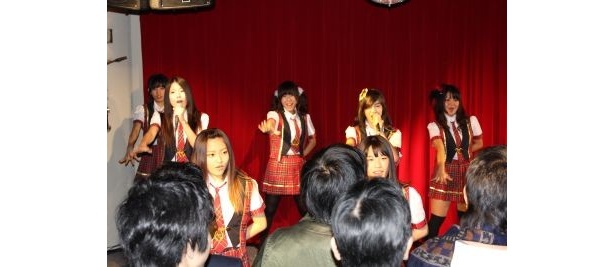 初公演の様子
