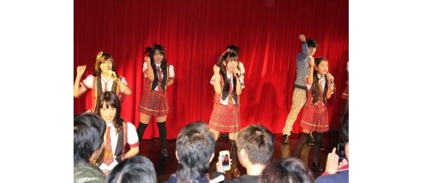 初公演の様子