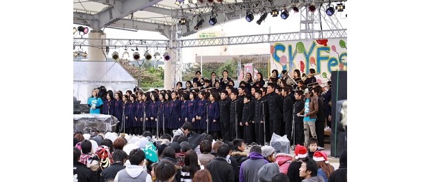 中学校の有志合唱団と合唱