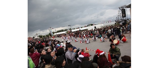 120年の歴史を有する青年会による屋慶名エイサー