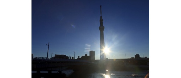 再び顔を出す太陽。光が強まり、まるで一番星のよう