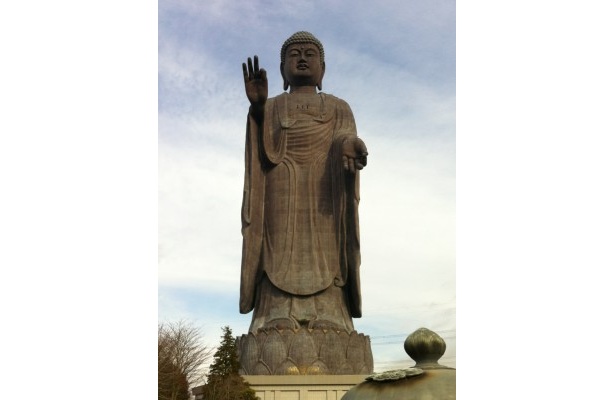 日本一の大きさの牛久大仏。元旦の朝の晴れ渡った空が美しい
