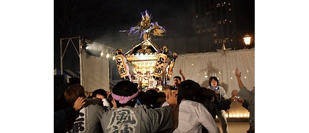 カウントダウン時は神輿も登場！
