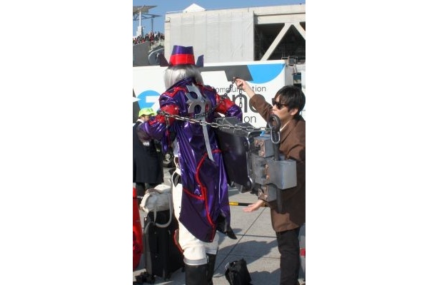 大きな“棺”を背負うコスプレイヤー