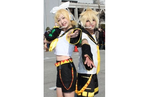 VOCALOIDの鏡音リン・レン(左から)。右は男性。SNSで相方を募集し、本日初コラボなのだとか