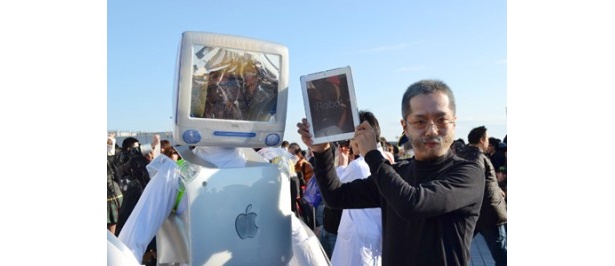 【写真】スティーブ・ジョブズ氏に扮したコスプレイヤーも登場