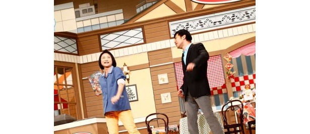 歌とダンスで見事なコンビネーションを見せる島田珠代さんと藤井隆さん