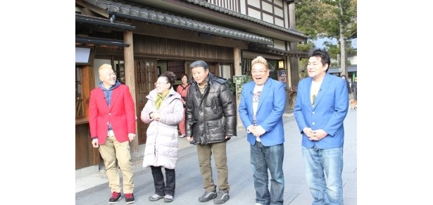 国宝・瑞巌寺の参道を通る一行