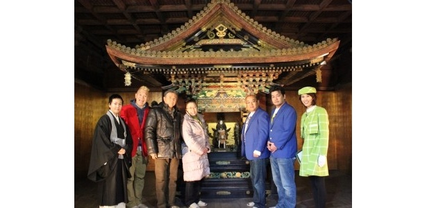 菩提寺「円通院」でかわいい副住職さん（一番左）と記念撮影