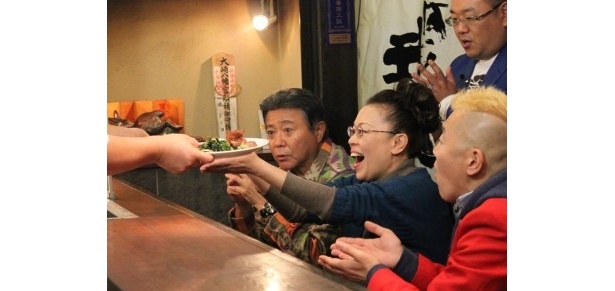 一同大興奮！小倉＆柴田はロケ中にもかかわらず酒を…!？