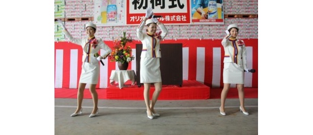 笑顔で会場に応える3人