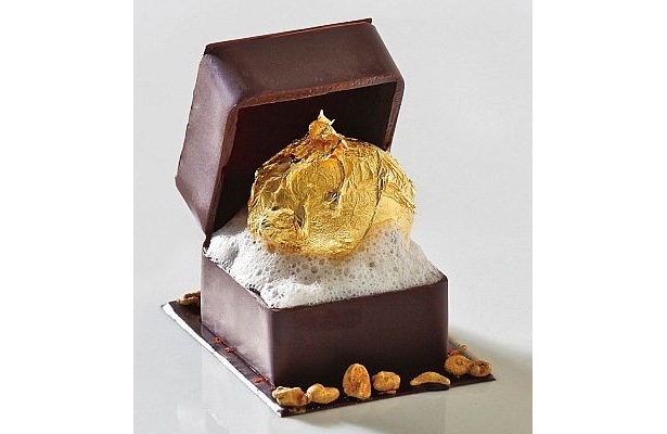 “至福のデセール”として登場する「ルレ・ベルナール・ロワゾー」の「24カラットの宝石箱」(3001円)