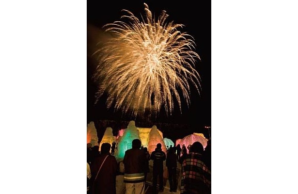 【写真】「第34回2012 千歳・支笏湖氷濤まつり」では美しい花火の打ち上げも！