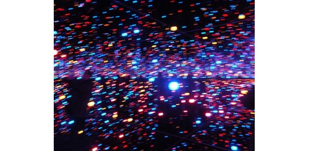 「魂の灯」　LEDや鏡を使った空間を体感できる立体作品