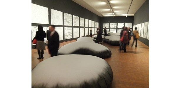 「愛はとこしえ」シリーズの展示エリア