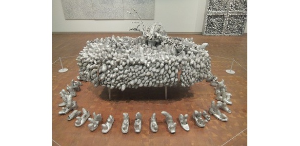 2Fのコレクション展でみられる作品「銀色の希死」