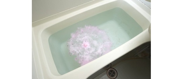 綺麗な花びらが湯船に浮かび、上品なバラの香りが楽しめる