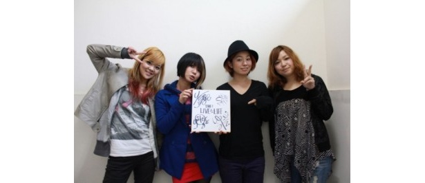 沖縄・那覇市出身のガールズロックバンド「FLiP」