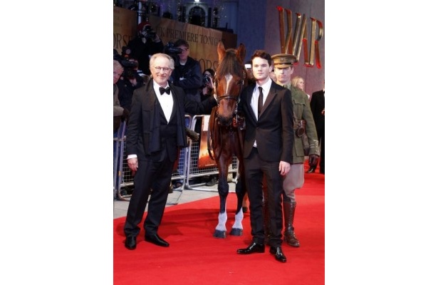 『戦火の馬』ロイヤルプレミアに出席した、スティーブン・スピルバーグ監督、ジェレミー・アーヴァイン、馬のジョーイ