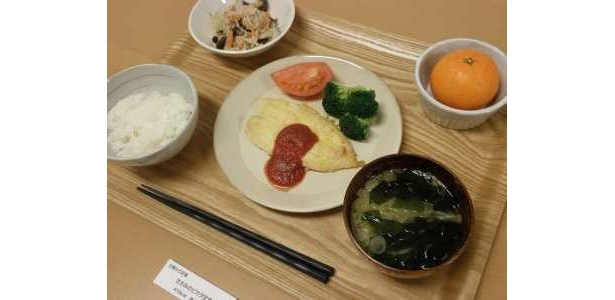 日替わり定食は｢ささみのピカタ定食｣(800円)。477kcalでヘルシー！