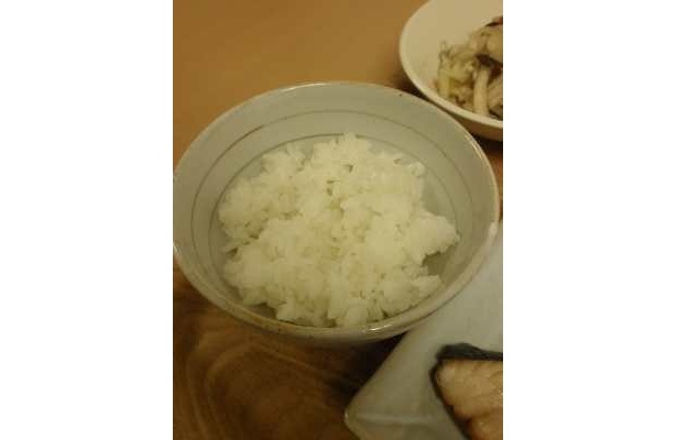ご飯は自分で盛るセルフサービス。自分でよそうことで、食べる量を認識してもらう狙いが
